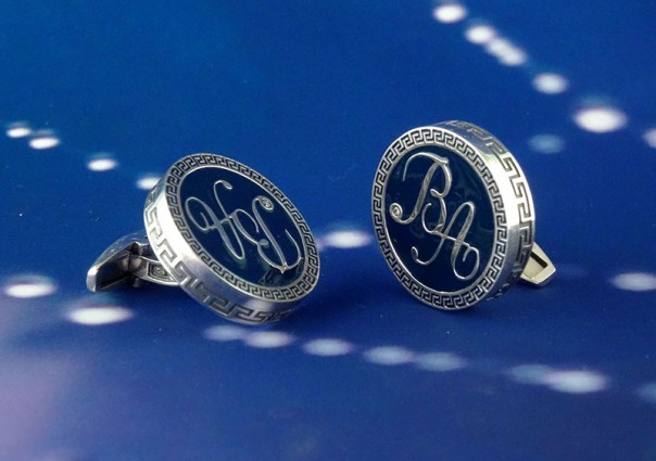 Отличный подарок мужчине — запонки с инициалами