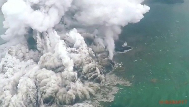 Наделавший бед вулкан Кракатау вновь угрожает Индонезии