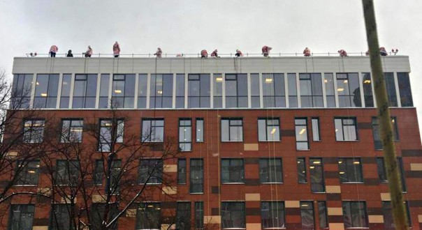 Новогодний десант: 60 Дедов Морозов спустились на тросах, чтобы поздравить детей