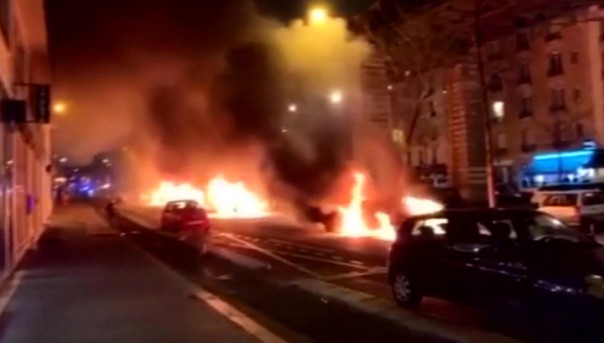 "Желтые жилеты" подожгли Банк Франции и продолжают требовать отставки Макрона