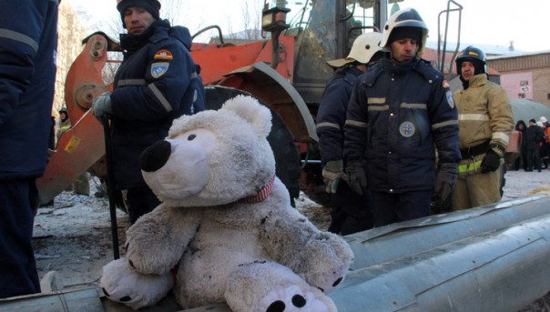 Путин попросил россиян в новогоднюю ночь вспомнить о погибших в Магнитогорске | Путин распорядился расселить жильцов обрушившегося дома