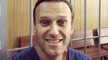 Навальный призывает устроить парижский погром в Москве