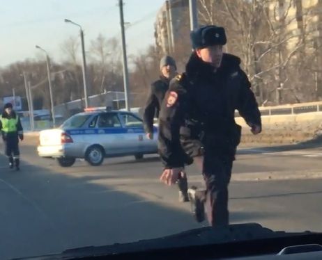 Мужчина с ножом гонялся за полицейскими в Челябинске. Видео