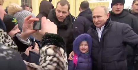 Хотела снимок с президентом. Путин успокоил расплакавшуюся девочку — видео