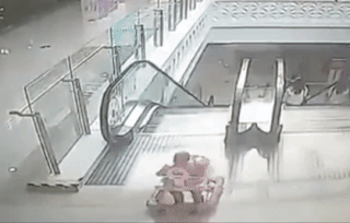 Камеры сняли, как солдат чудом спас младенца, упавшего с эскалатора на ходунках