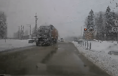 Опубликовано страшное видео, как в Посаде поезд сносит фуру и летит на очевидцев