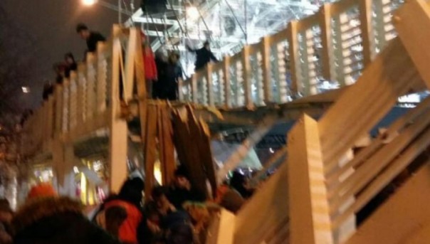 В московском Парке Горького обрушился деревянный мост. Есть пострадавшие