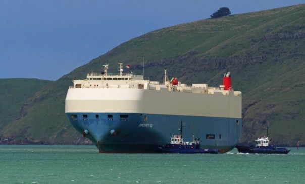 В Тихом океане загорелось судно для перевозки автомобилей