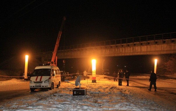 Неизвестные подорвали железнодорожный мост в Пролетарском районе Донецка