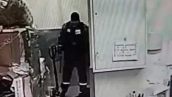 Охранник забил покупателя до смерти за кражу продуктов и водки из магазина в Уфе. Видео