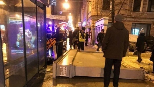 Момент падения рекламного щита на прохожих в Петербурге попал на видео