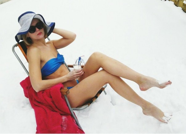 Моржи Луганска отметили праздник снега в Луганске оригинальным фото-флешмобом