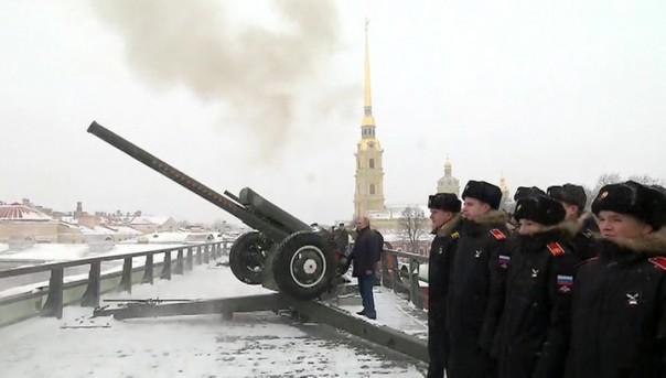 В Петропавловской крепости Путин выстрелил из пушки и осмотрел ледовые скульптуры