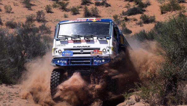 Экипаж Николаева выиграл первый этап "Дакара" в зачете грузовиков