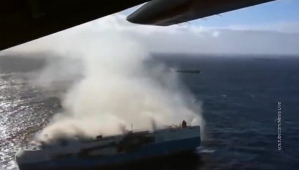 В Тихом океане дрейфует судно с тысячами горящих машин