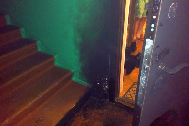 Двое детей пострадали из-за сожженной коллекторами двери в квартиру