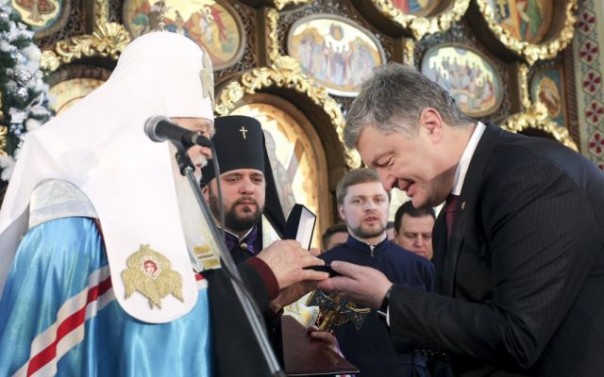 И пока ордена не закончатся будут награждать друг друга: Филарет вручил Порошенко орден Андрея Первозванного в благодарность за томос