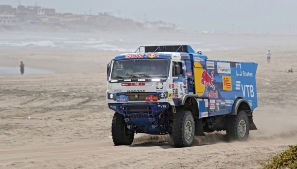 "Камаз" под управлением Каргинова сбил человека на "Дакаре" | Экипаж Николаева выиграл пятый этап "Дакара" и остался в лидерах общего зачета