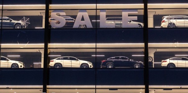 Россияне скупили все автомобили (Страна-бензоколонка атакует - 96)!