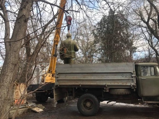 В Николаеве снесли последний памятник Ленину | На Николаевской верфи в цеху загорелся буксир