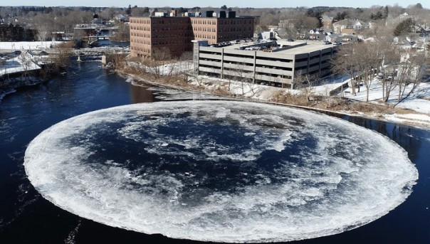 В США запечатлели на видео вращающийся в реке огромный ледяной круг