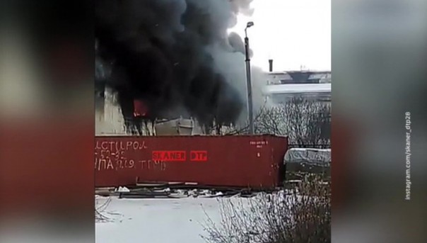Крупный пожар вспыхнул на складе в Благовещенске