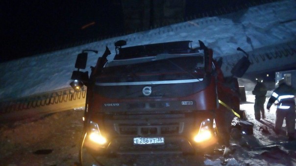 Под Вологдой балка строящегося моста обрушилась на самосвал, водитель погиб