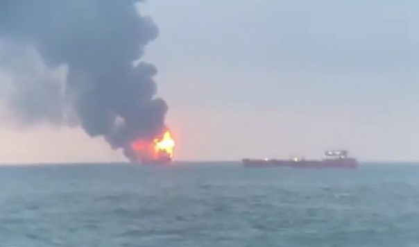 В Керченском проливе загорелись два судна, есть жертвы