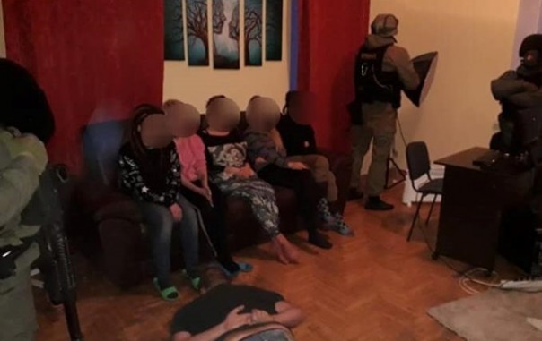 В Киеве разоблачили порностудию: 13 девушек "работали" онлайн