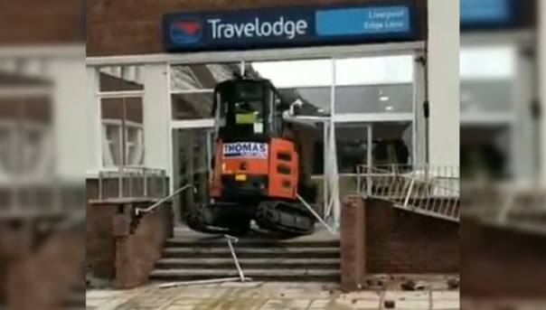 Недовольный зарплатой рабочий сел в "киллдозер" и разрушил здание отеля. Видео