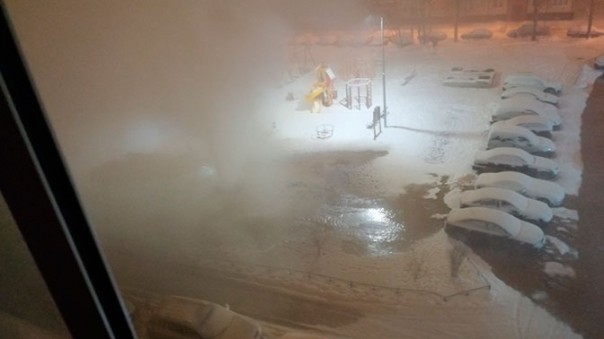 Фонтан кипятка высотой с пятиэтажку забил из-под земли в Санкт-Петербурге: видео