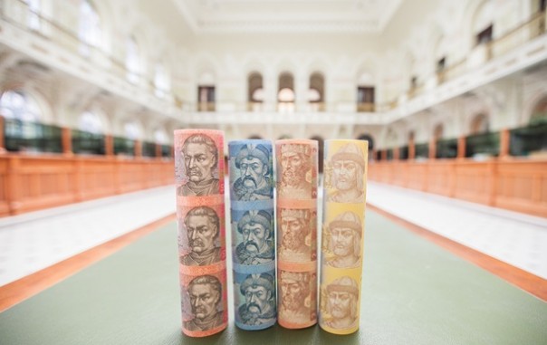 Нацбанк Украины начал продавать гривны в рулонах