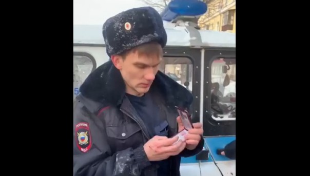 Полицейский стал участником скандала с избиением прохожих в Новосибирске. Видео