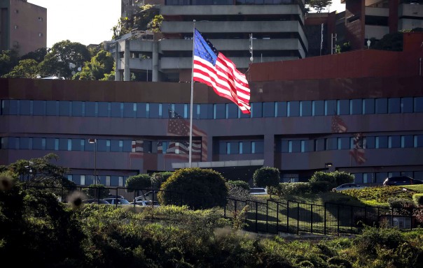 Американские дипломаты покинули посольство в Каракасе