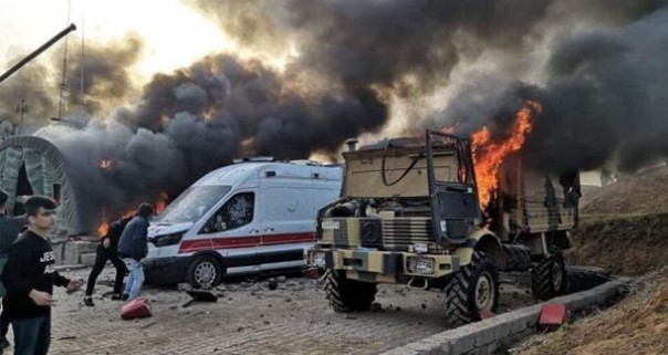 На севере Ирака местные жители (курды) взяли штурмом военную базу турецкой армии и жгут технику