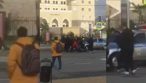 Спор мужчин перерос в массовую драку со стрельбой на глазах у полицейских в Сочи