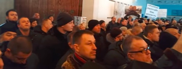 «Иуда! Вон!» – перебежчика из УПЦ освистали на Винничине при попытке отжать храм