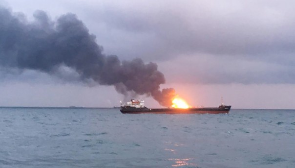 Один из танкеров, пылающих в Черном море, погас
