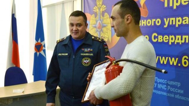 Огнетушитель за три жизни: в Сети обсуждают награду мужчины, спасшего детей из огня