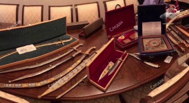 Холодное оружие, золото в слитках и наличка. Появилось видео обысков у Арашукова