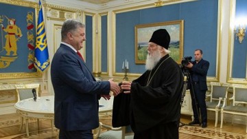 Порошенко уличили в незаконном присвоении Филарету звания героя Украины