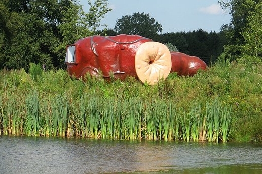 Их нравы: Бельгийцы построили гостиницу в виде прямой кишки