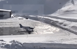 Отдохнули, называется. В Куршевеле самолёт "прилетел" в сугроб — видео