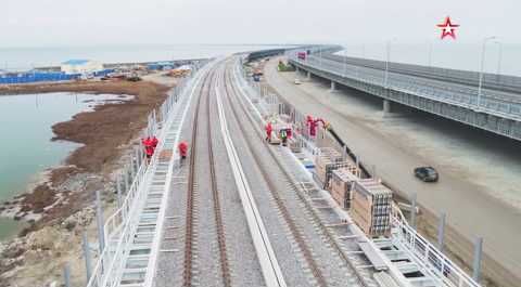 Киностудия "МосТФильм" сообщает: начата установка экранов шумозащиты на ж/д части Крымского моста