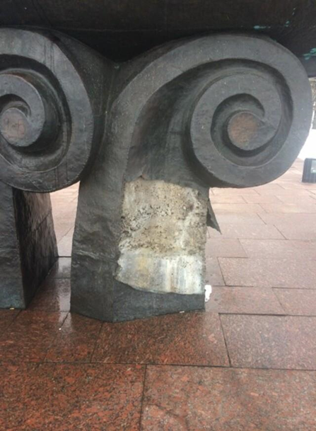 Видимо хотели декоммунизировать: Вандалы повредили памятник основателям Киева