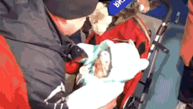 Первые объятия отца. Спасённого малыша встретили в Магнитогорске — видео