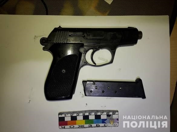 В Днепропетровске двое мужчин подстрелили с балкона прохожего