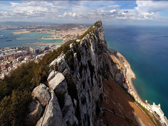 Испанский военный корабль устроил провокацию Британии у Гибралтара