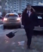 В Дзержинске депутат набросился на женщину с лопатой после ДТП