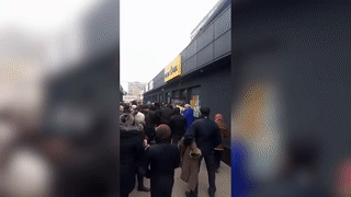 С криками и битьём окон. Жители Днепра взяли штурмом секонд-хенд — видео